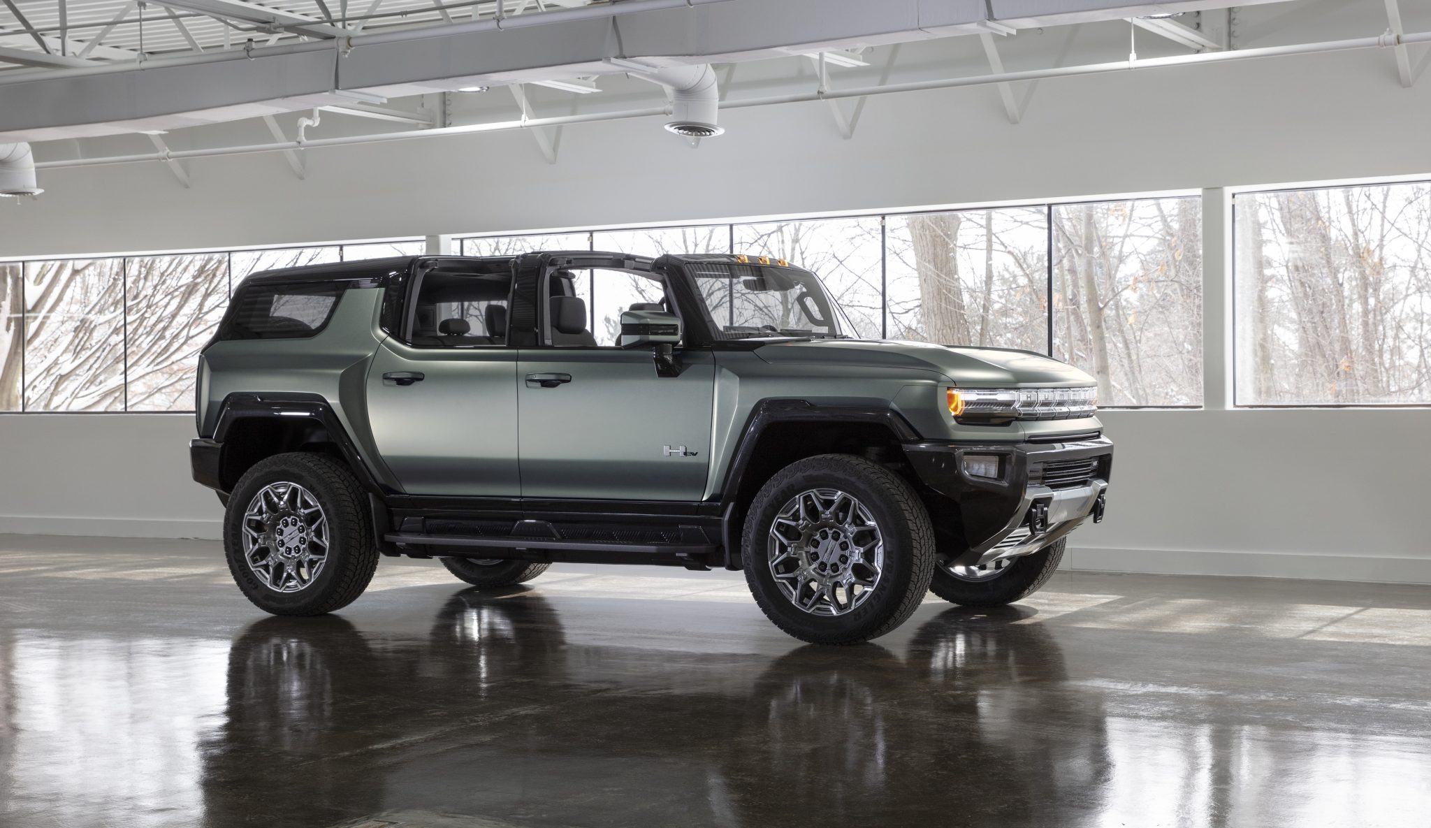 The GMC HUMMER EV SUV completes the HUMMER EV family and features a 126.7-inch wheelbase for tight proportions and a maneuverable body, providing remarkable on- and off-road capability.